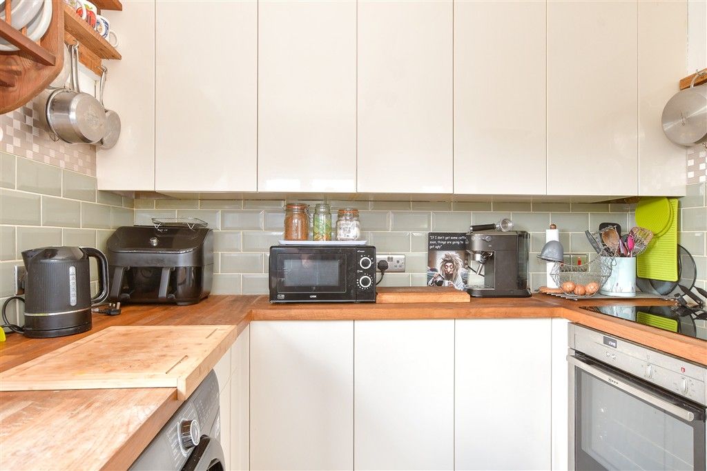 Property photo 3 of 11 Kitchen