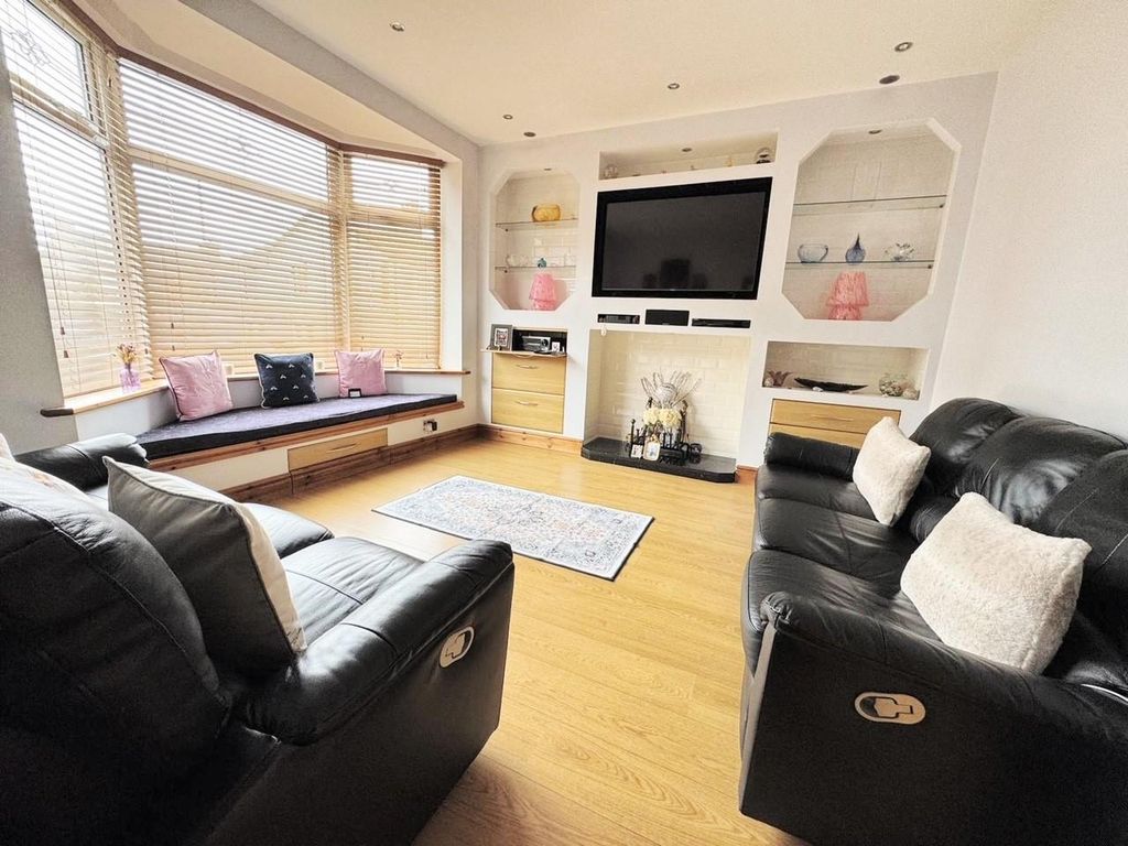 Property photo 3 of 16 Lounge
