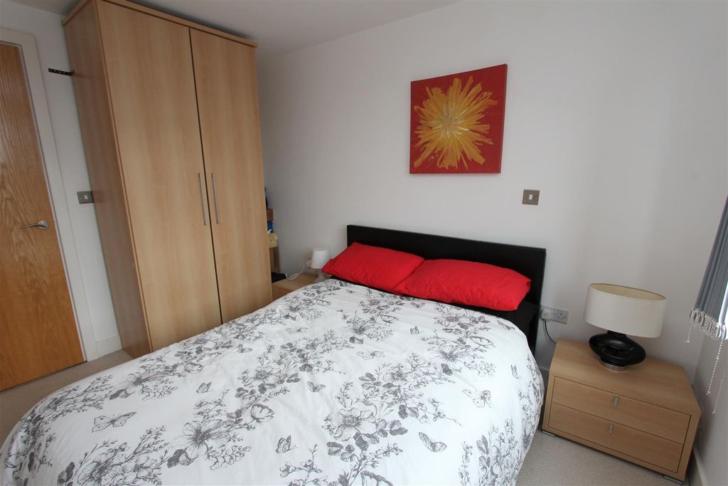 Property photo 3 of 6 Bright Bedroom With Ample Storage And Double Bed...