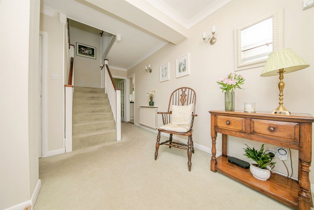 Property photo 2 of 27