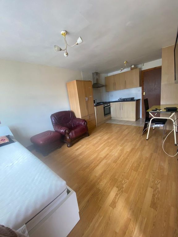 Property photo 1 of 3 Lovely Studio Flat To Rent