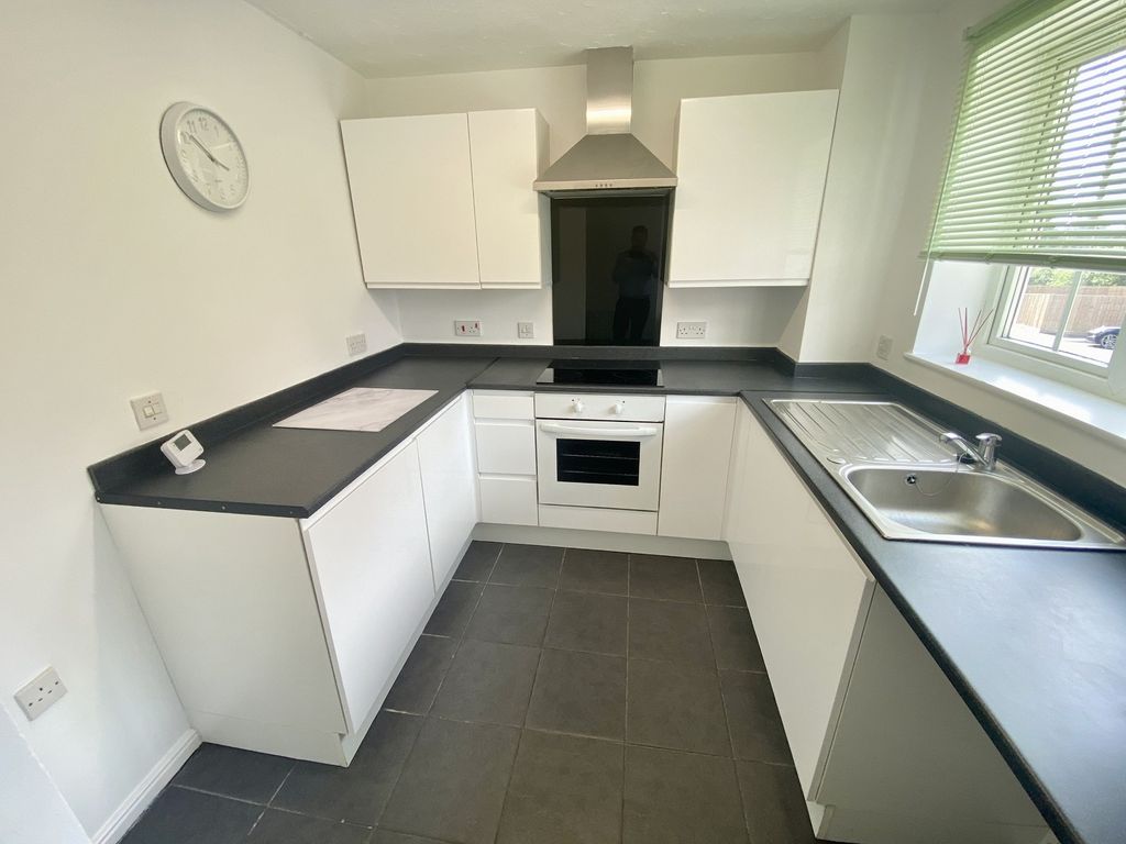 Property photo 3 of 8 Kitchen