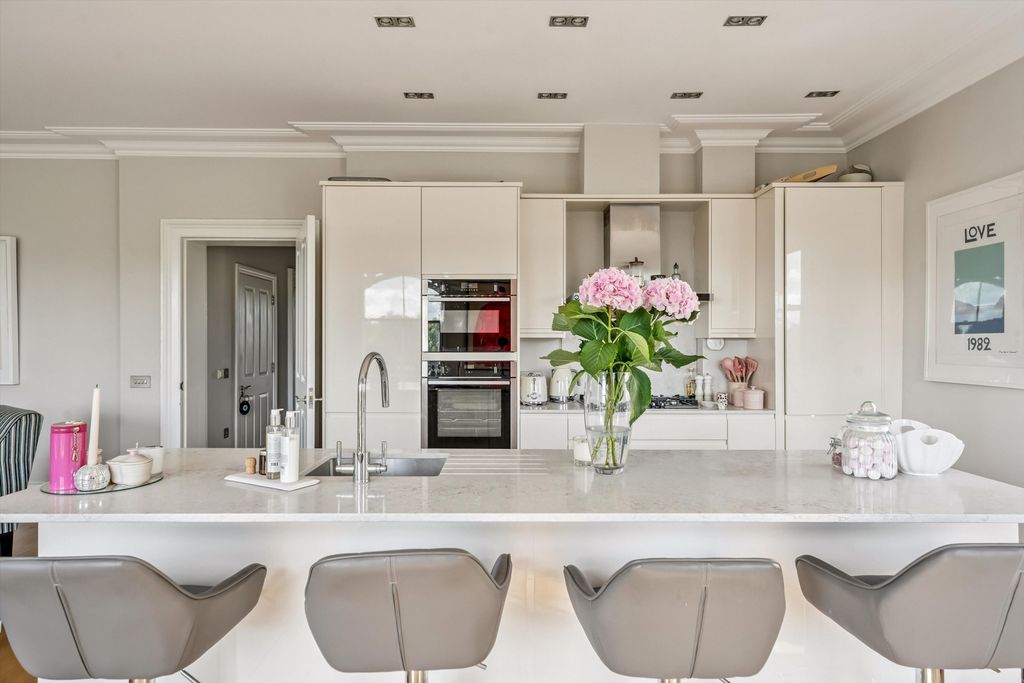 Property photo 2 of 18 Image