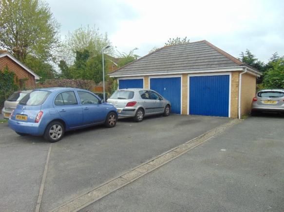 Property photo 3 of 11 Garage
