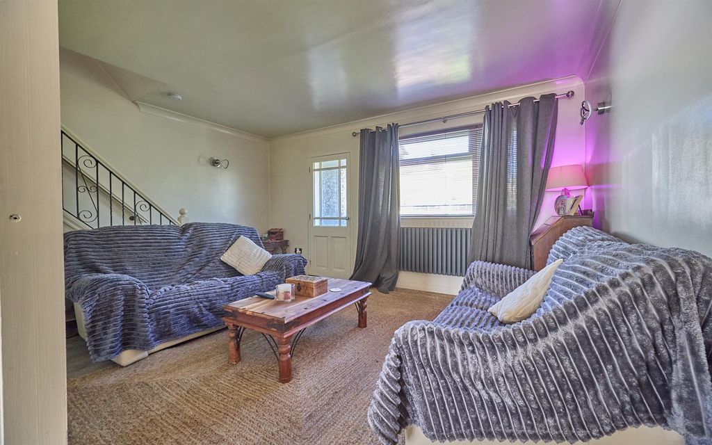 Property photo 2 of 19 Bute Close_1.Jpg