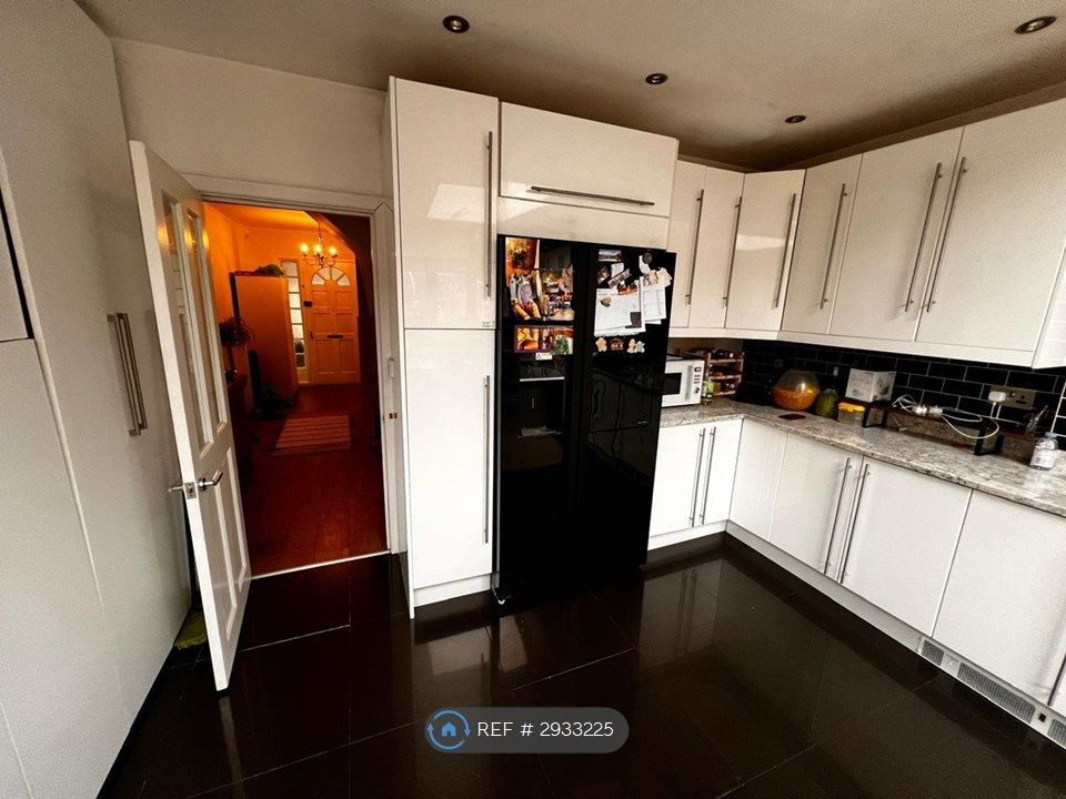 Property photo 3 of 24 Kitchen & Hallway