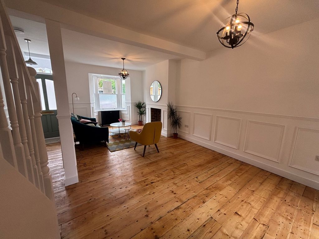 Property photo 3 of 25 Aubrey Rd E17