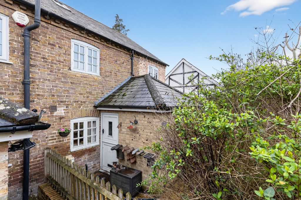 Property photo 2 of 27