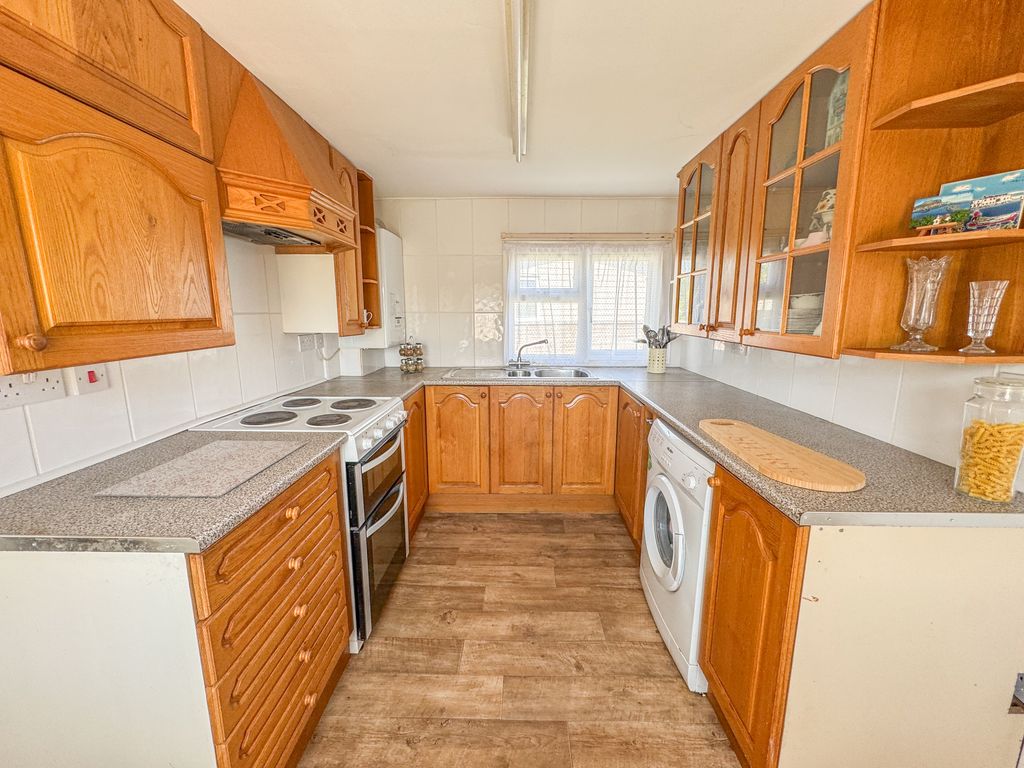 Property photo 3 of 13 Kitchen 1