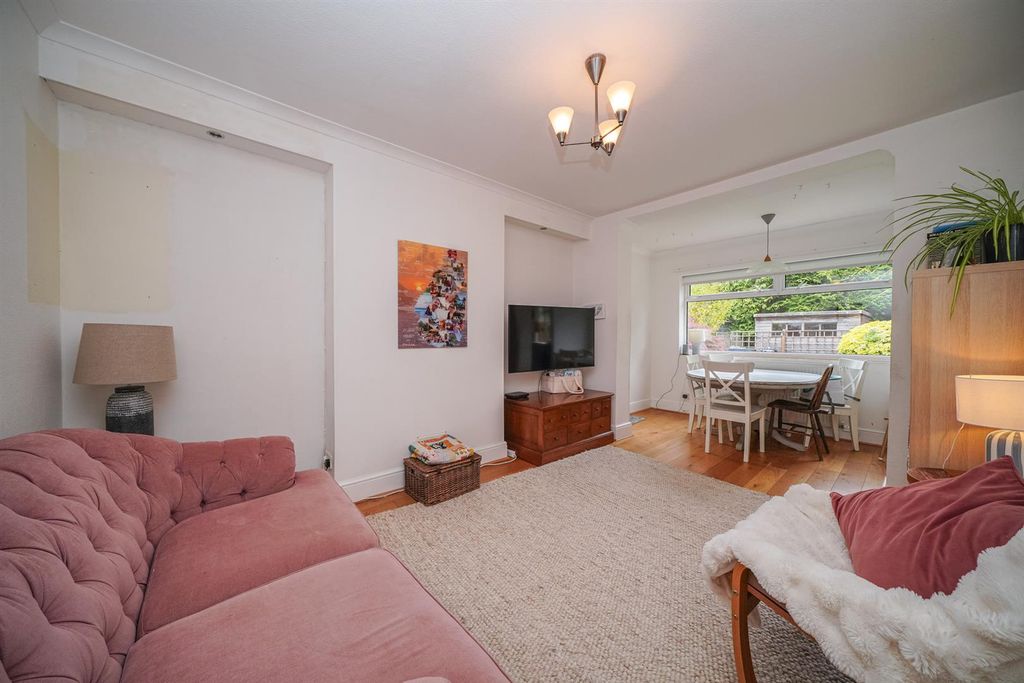 Property photo 3 of 22 13-Wellington-Road-1014.Jpg