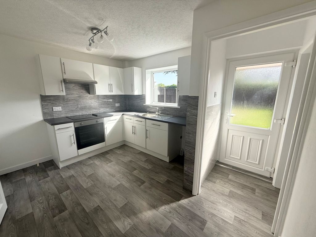 Property photo 3 of 11 Kitchen 5