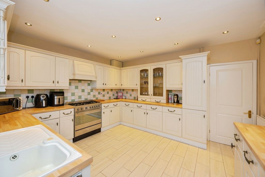 Property photo 3 of 23 Kitchen