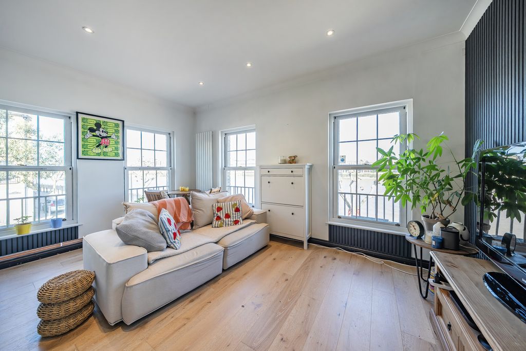 Property photo 3 of 18 Lounge