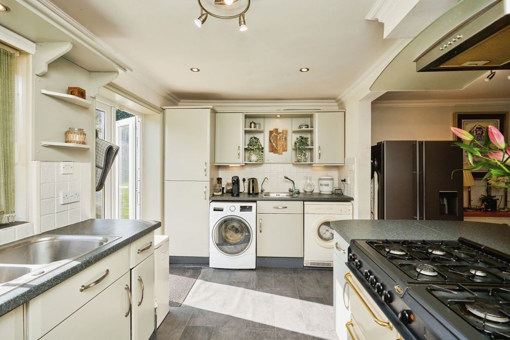 Property photo 3 of 18 Kitchen