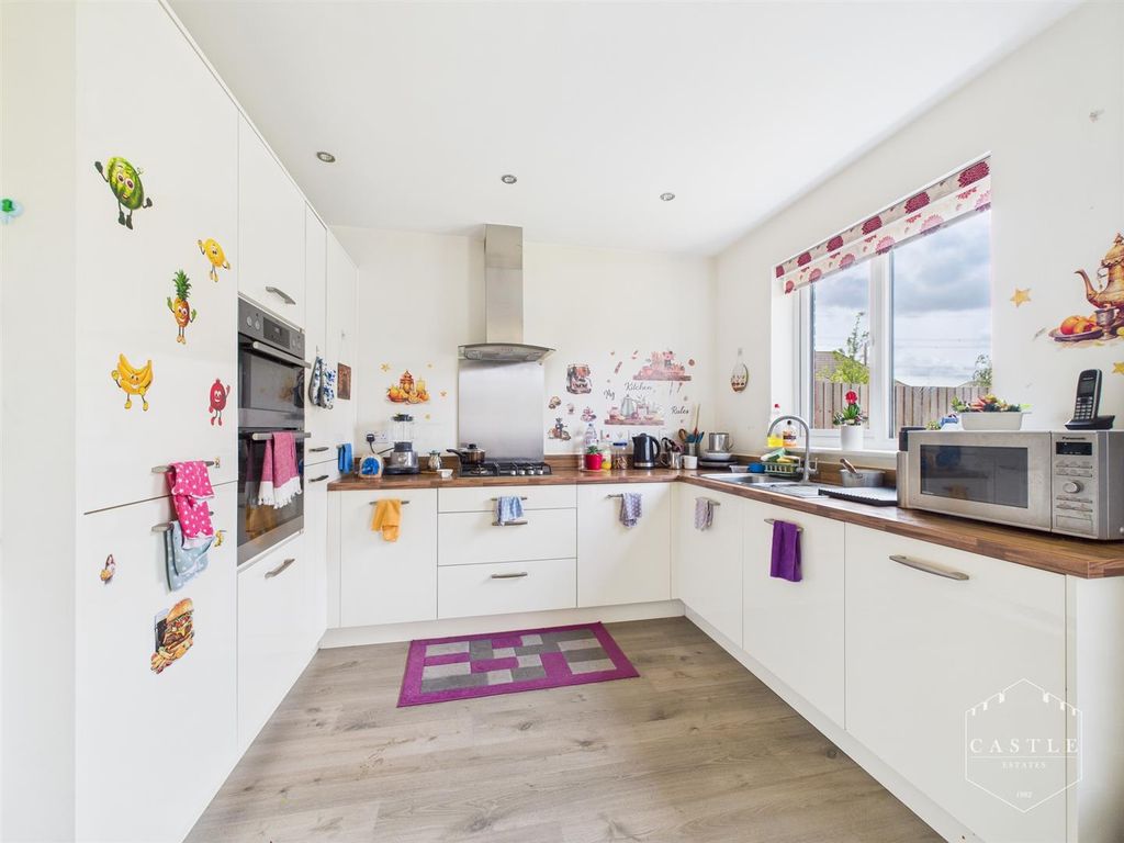 Property photo 3 of 15 Dining Kitchen