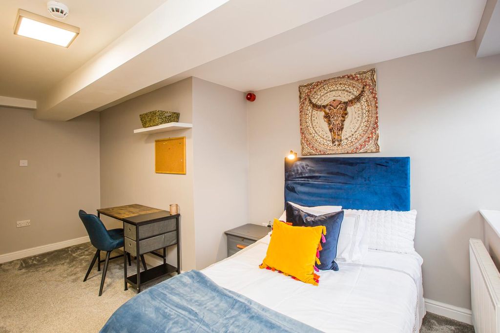 Property photo 1 of 6 Room 6