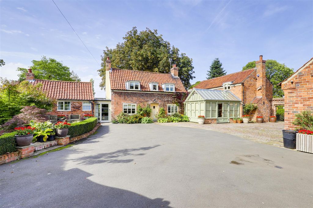 Property photo 1 of 53 10559.Jpg