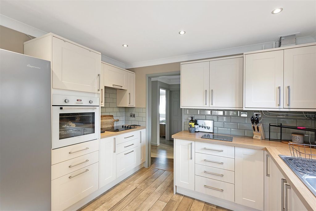 Property photo 3 of 25 Fernleigh Ph13.Jpg