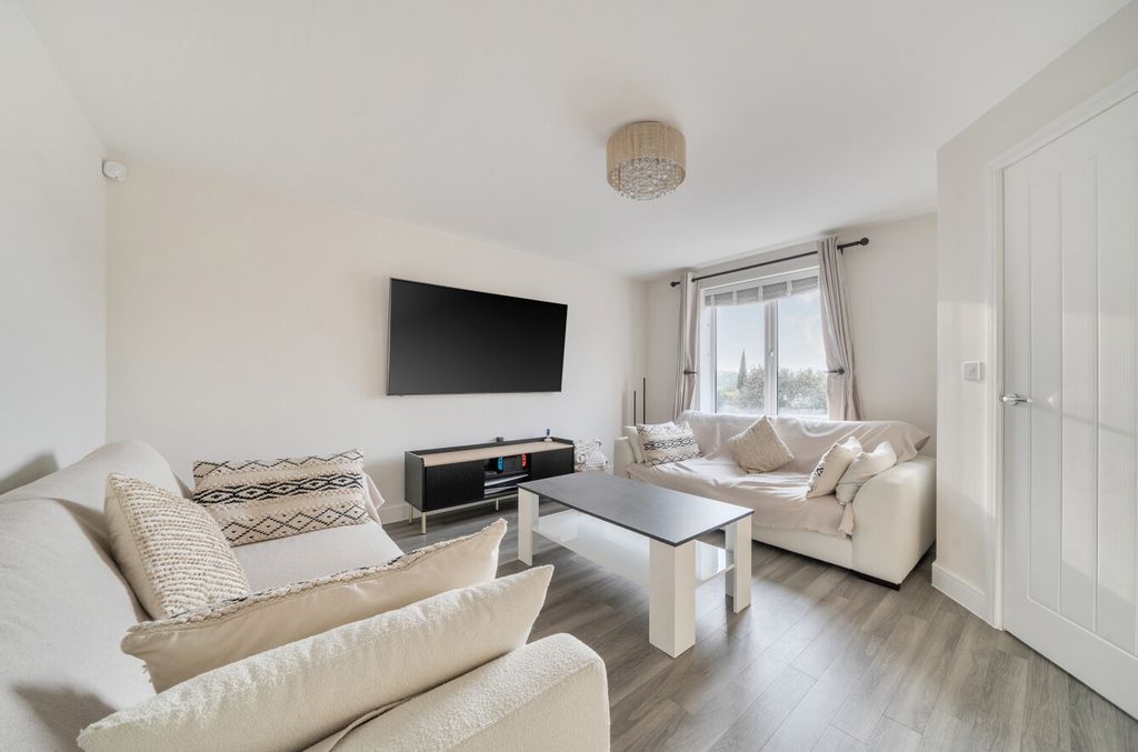 Property photo 2 of 15 1432160-13-69c189...