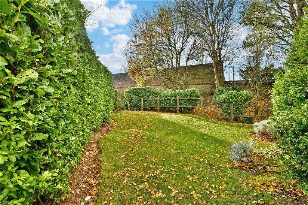 Property photo 3 of 7 Communal Gardens