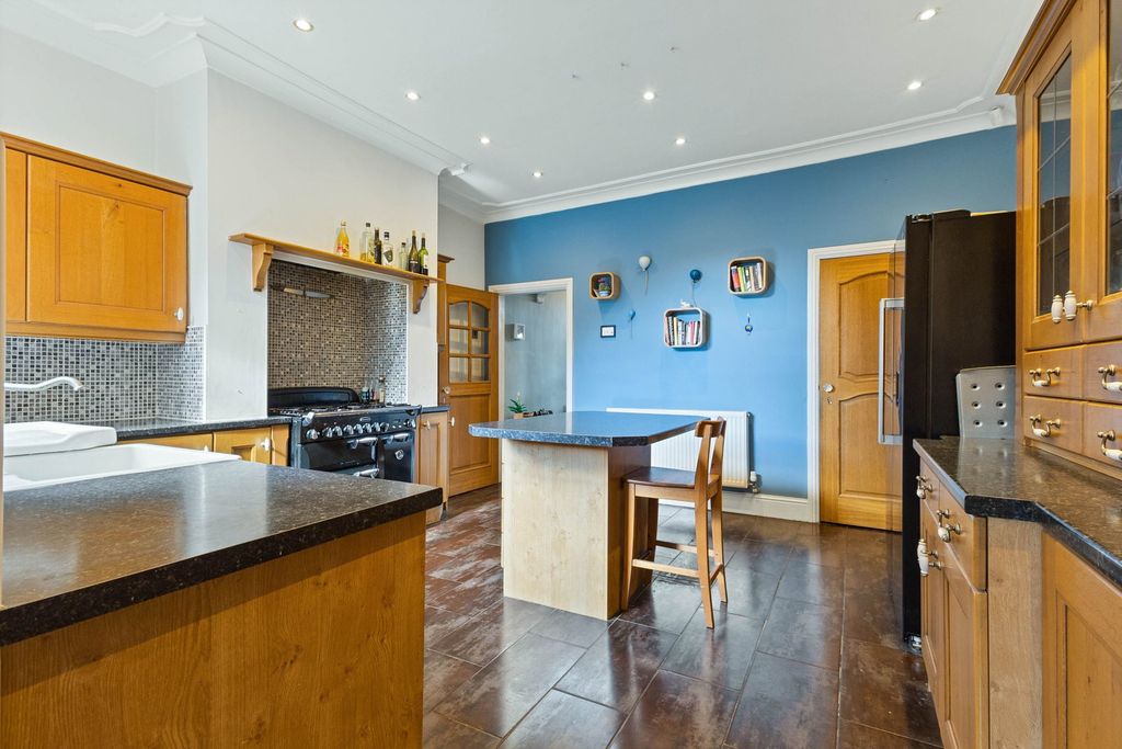 Property photo 2 of 23