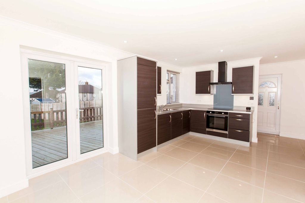 Property photo 3 of 27