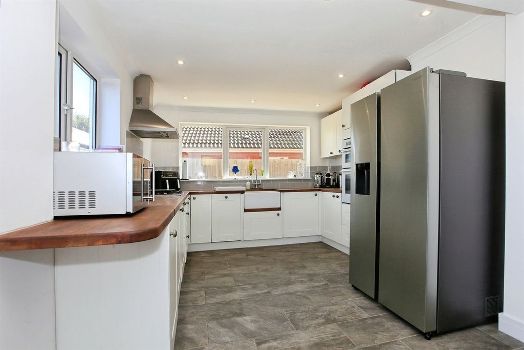 Property photo 2 of 25 Kitchen/Breakfast Room