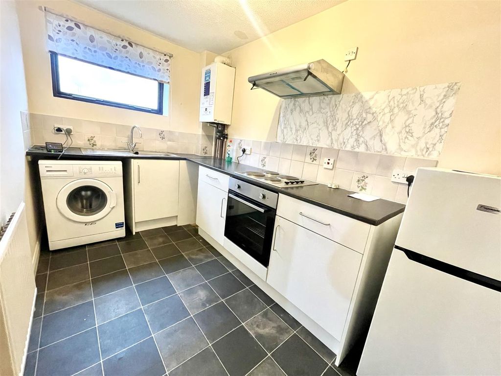 Property photo 3 of 6 Kitchen