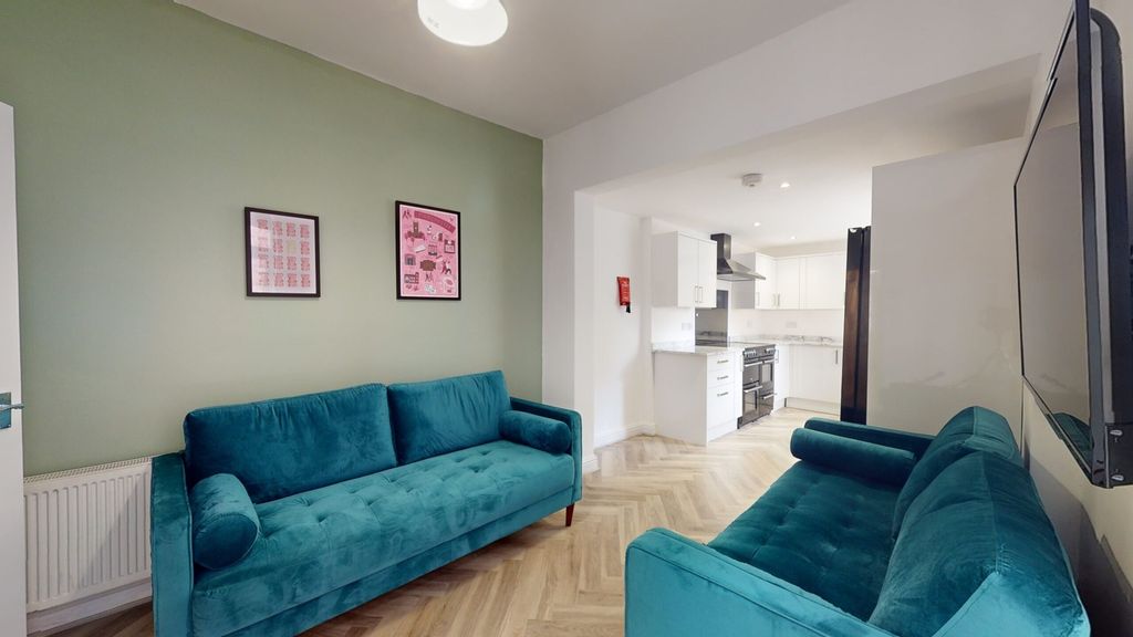 Property photo 1 of 15 A Spacious And Stylish Modern Living Room Featurin...