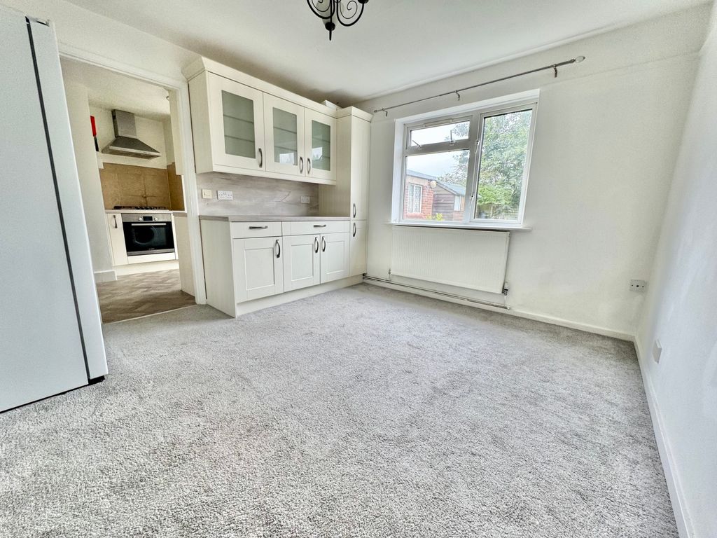 Property photo 3 of 9 Dining Room