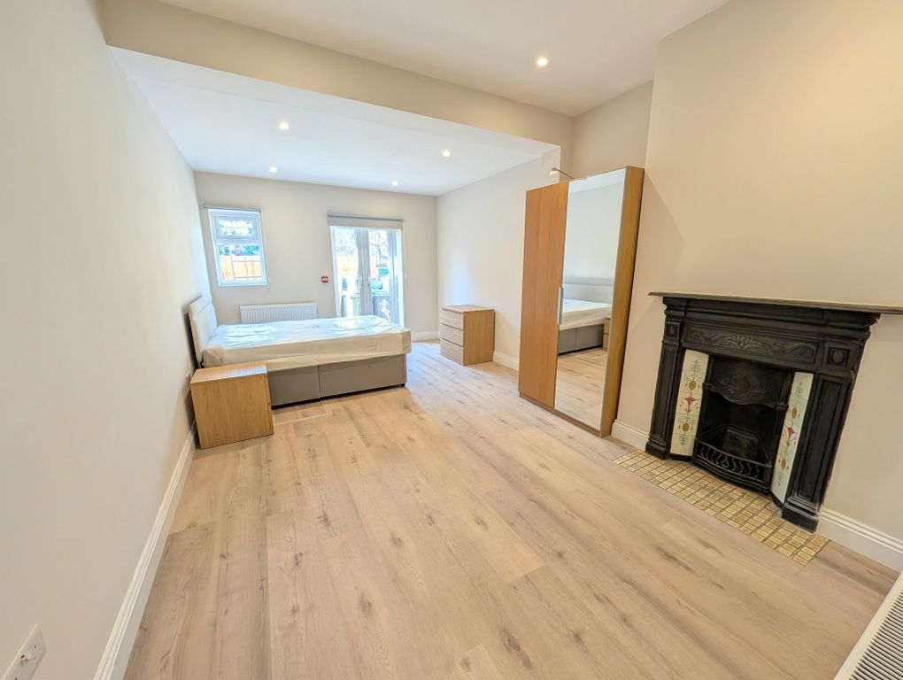 Property photo 1 of 18 Room 2