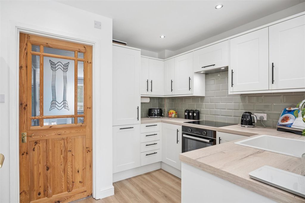 Property photo 3 of 19 Kitchen