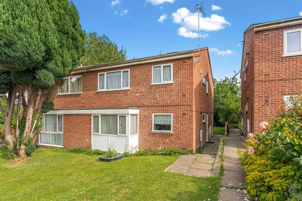 Property photo 1 of 9 18 Lodge Close, Banbury-2.Jpg
