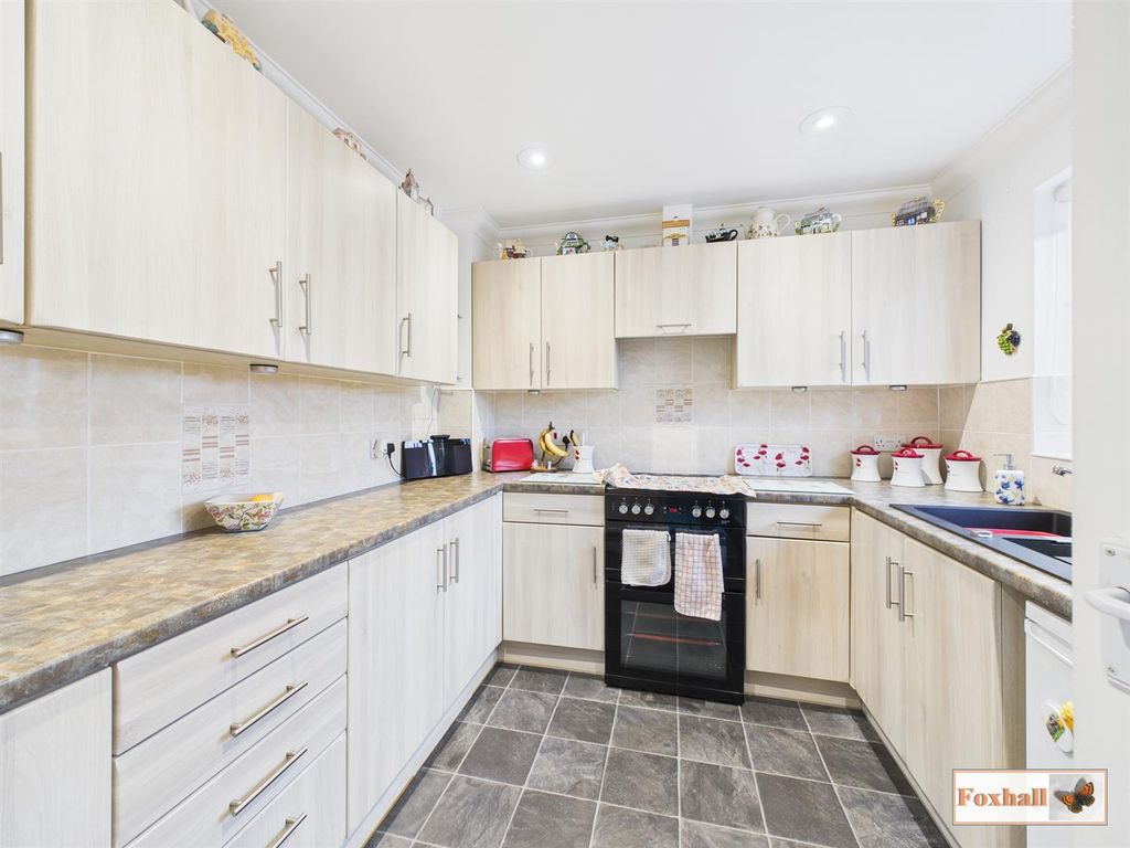 Property photo 3 of 18 Kitchen