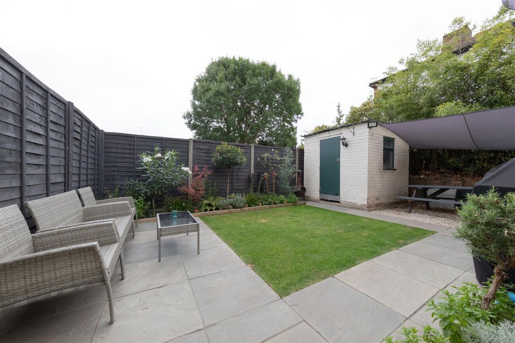 Property photo 2 of 32 Stanley Road, E18