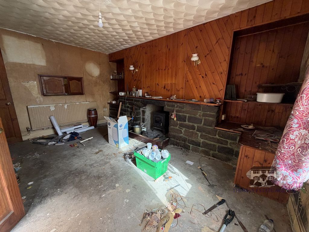 Property photo 3 of 14 Lounge