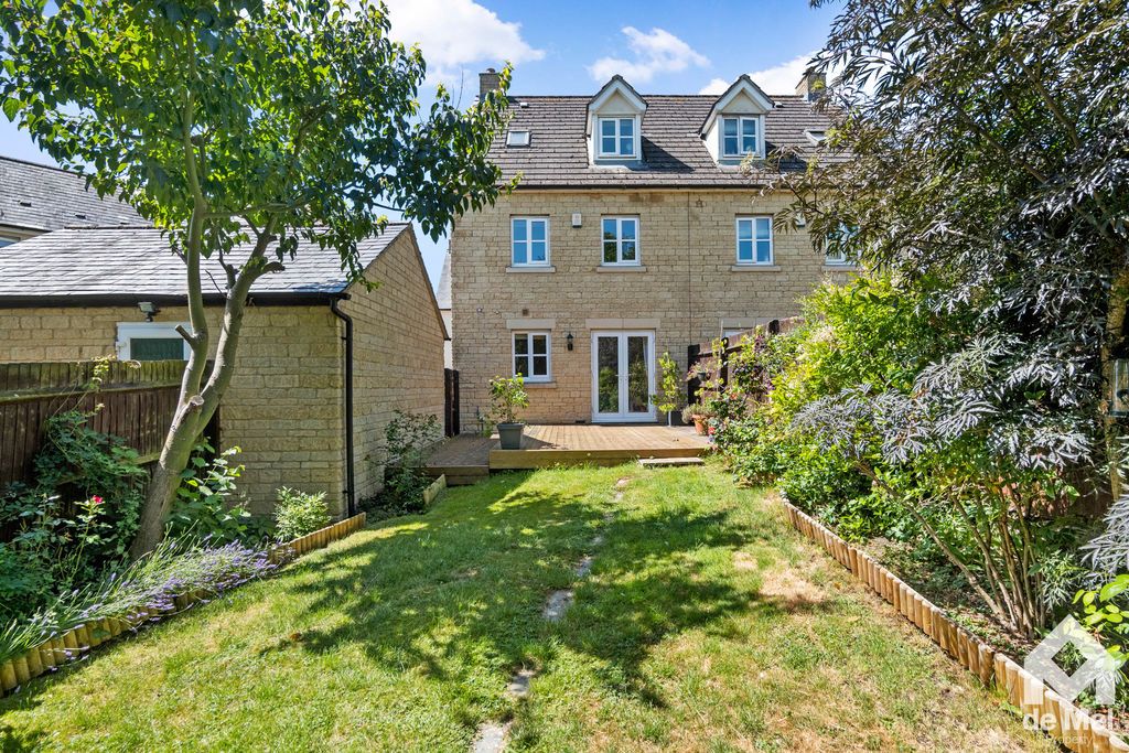 Property photo 1 of 12 Photo 11