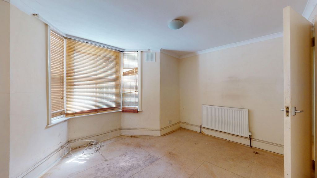 Property photo 3 of 18 Flat D, 83 Landor Road, Clapham, London, Sw9 9Rt