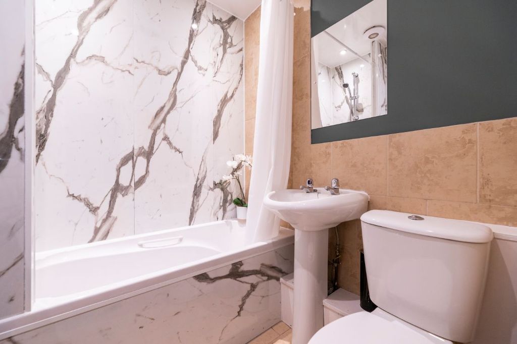 Property photo 2 of 14 57Ds - Bathroom