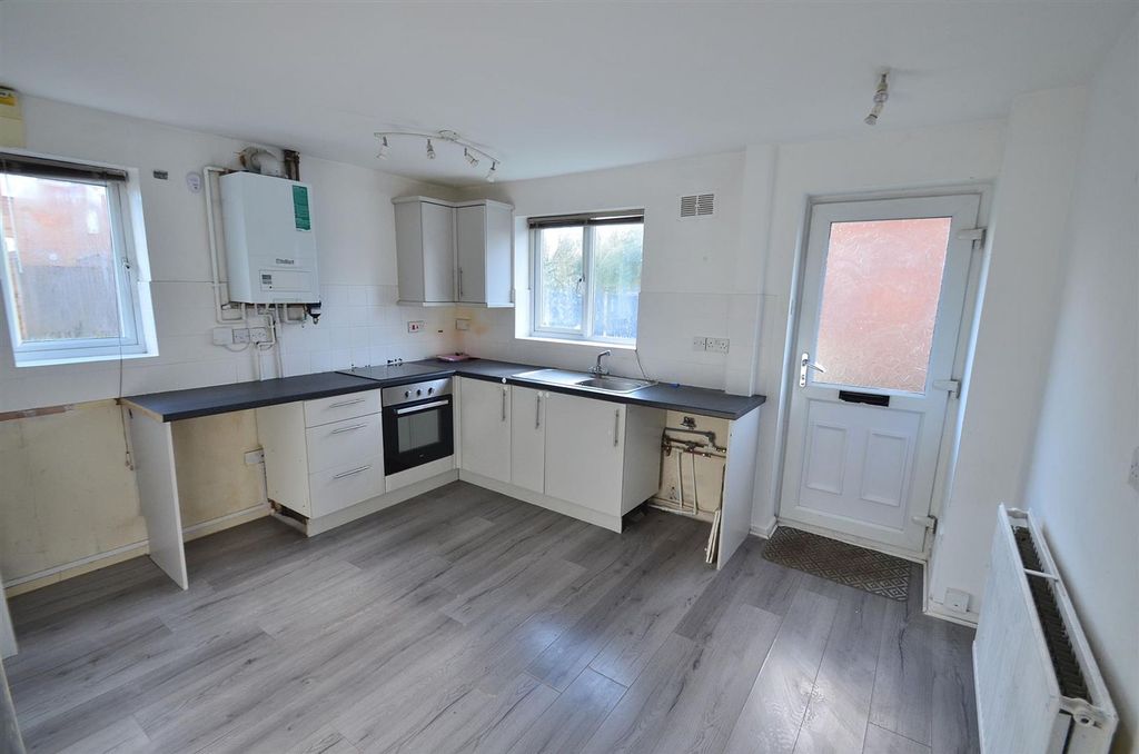 Property photo 3 of 10 Kitchen