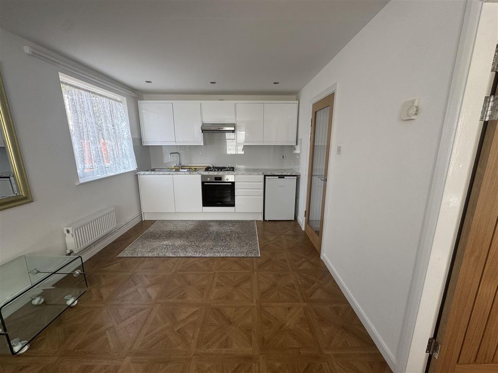 Property photo 1 of 10 Recently Fitted Kitchen