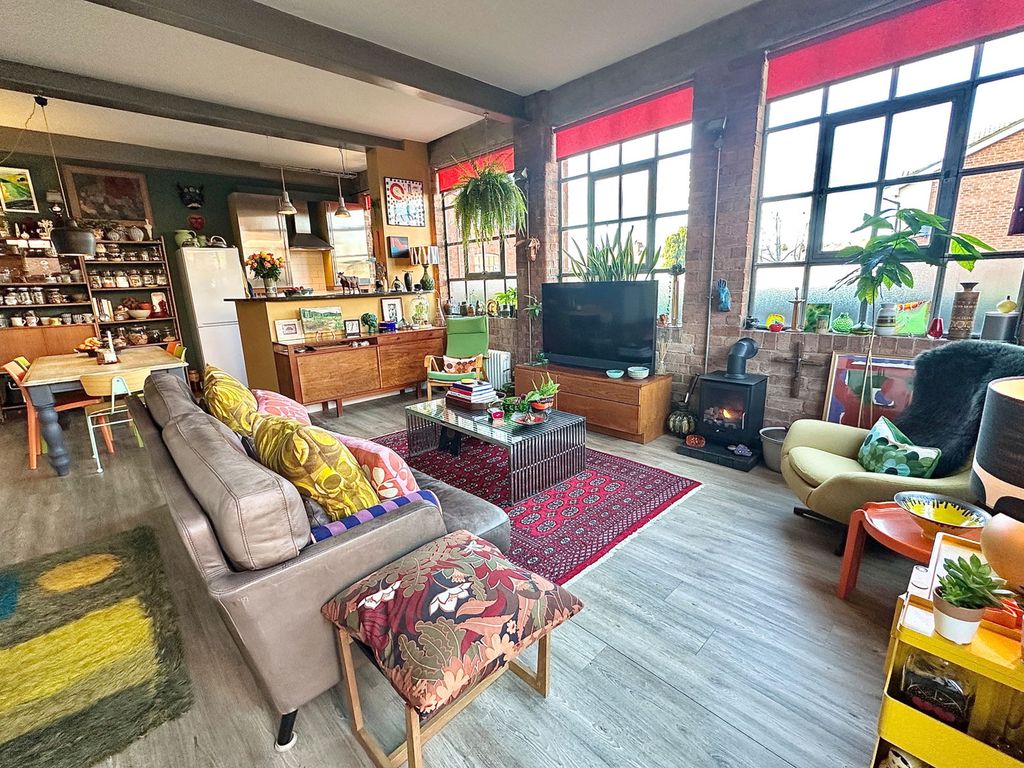 Property photo 2 of 28