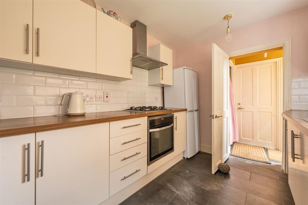 Property photo 3 of 26 Macdonald Road, E17