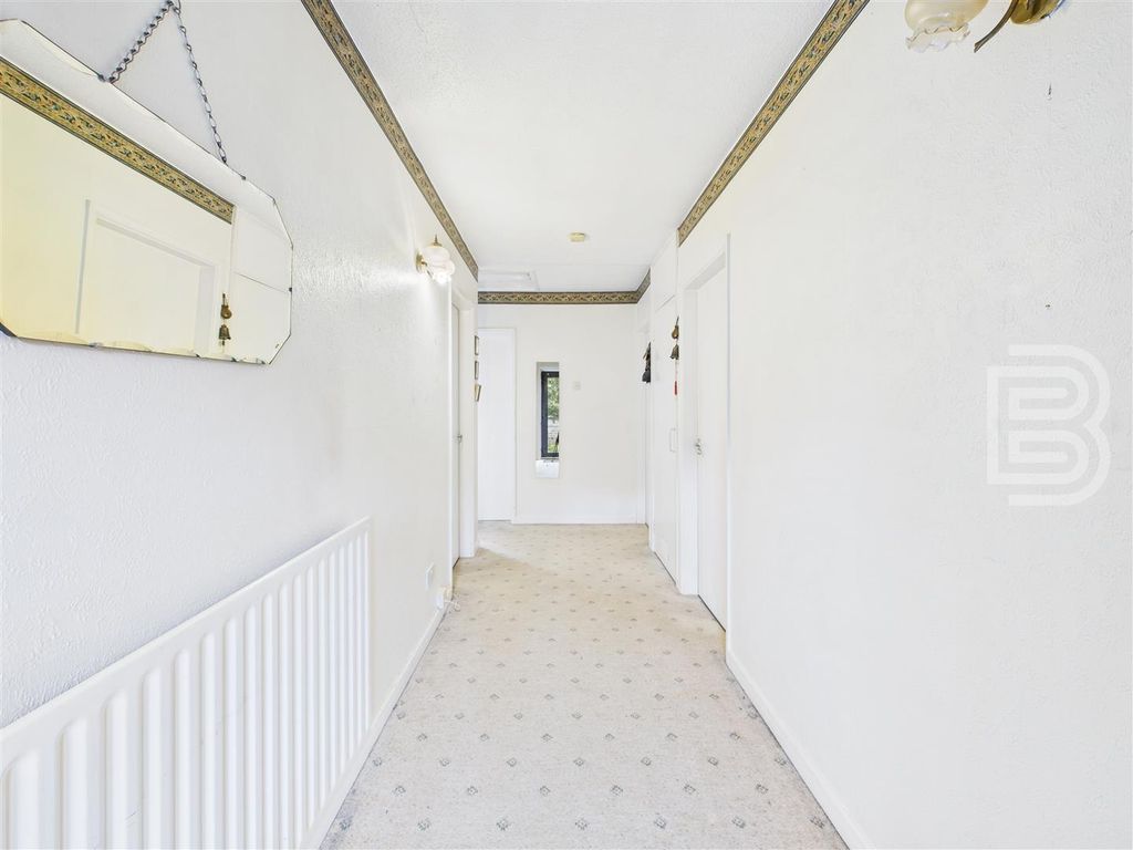 Property photo 3 of 14 Entrance Hall (1).Jpg