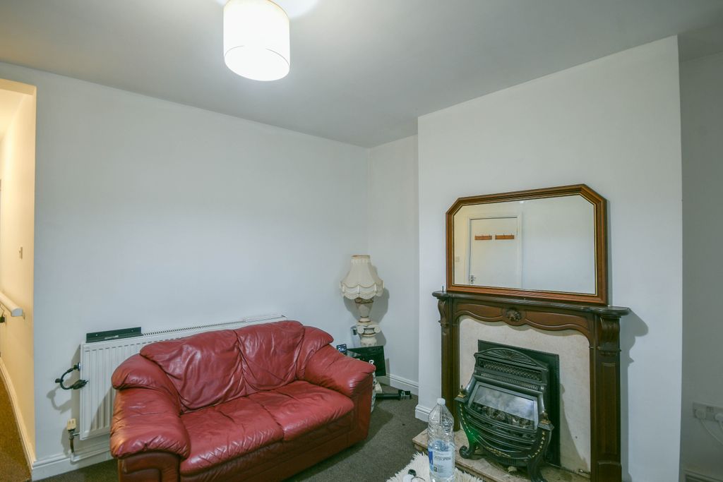 Property photo 3 of 26 Flat 1: Lounge