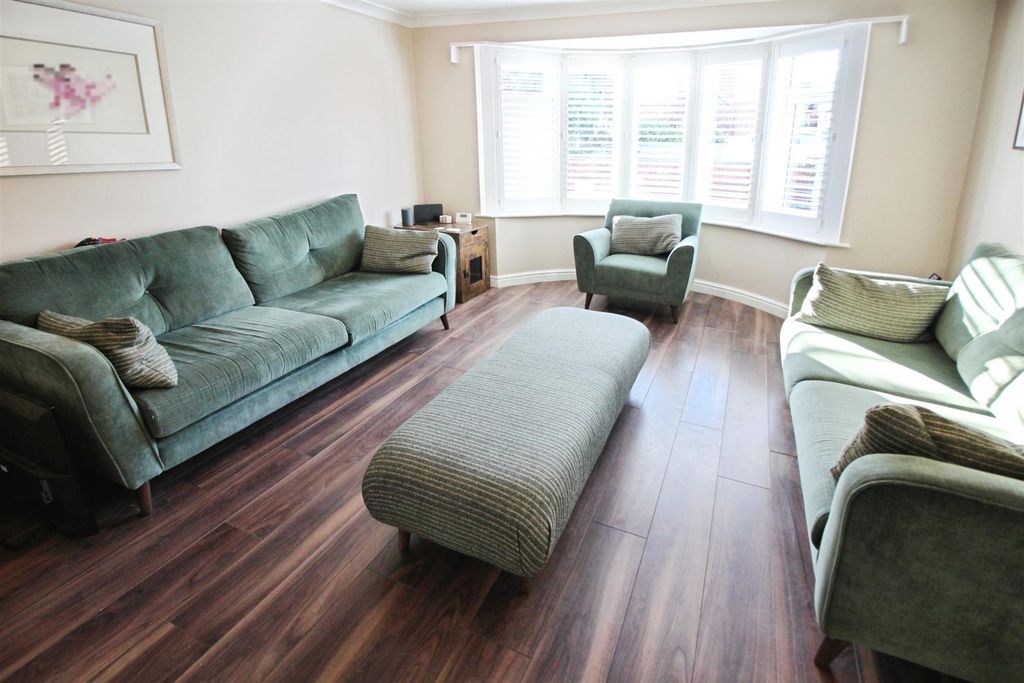 Property photo 2 of 17 Lounge