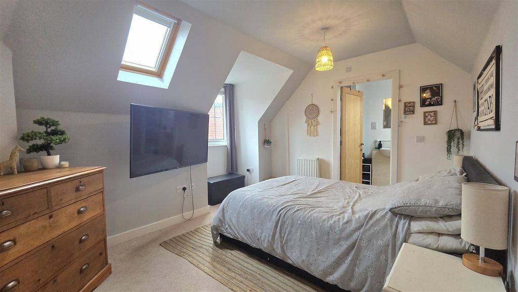 Property photo 3 of 21 Master Bedroom