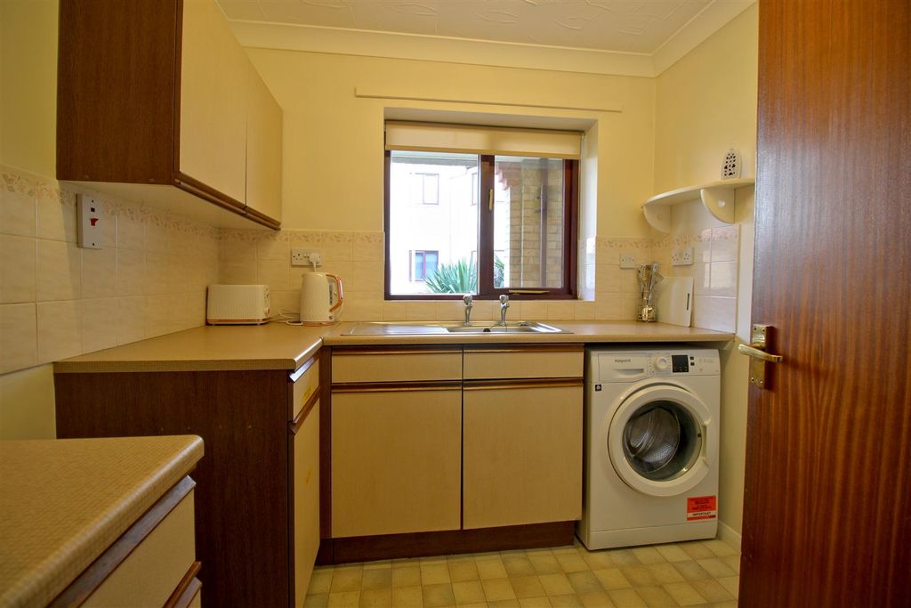 Property photo 3 of 17 Kitchen