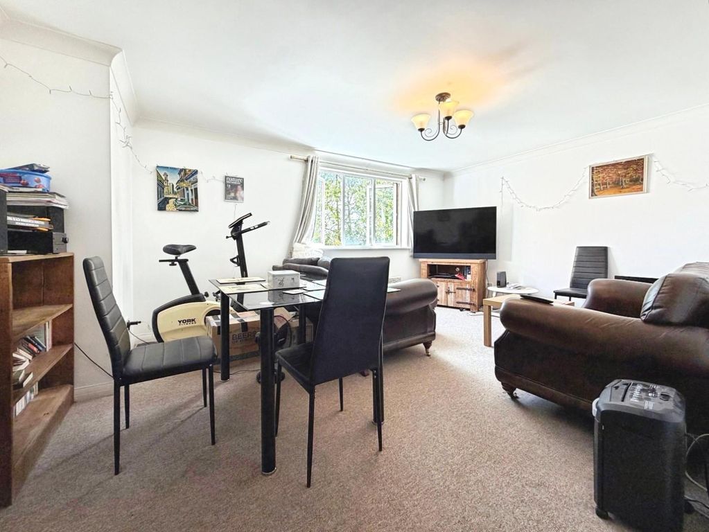 Property photo 3 of 18 Lounge