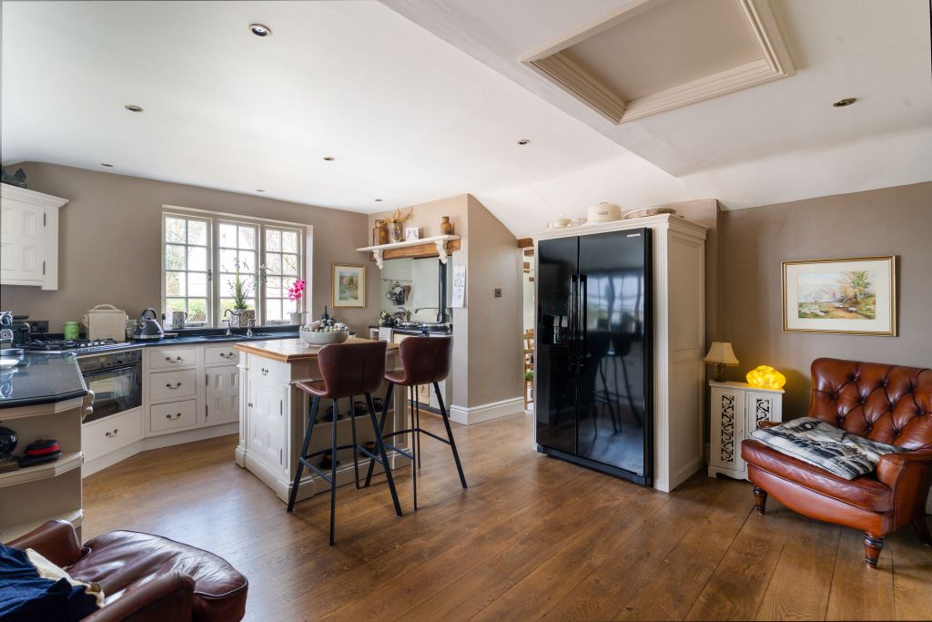 Property photo 2 of 19